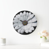 Milchprodukte und Grautöne Große Wanduhr (Zuhause)