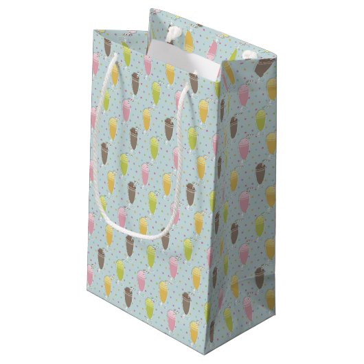 Milchshake-Muster Kleine Geschenktüte (Rückseite Schrägansicht)