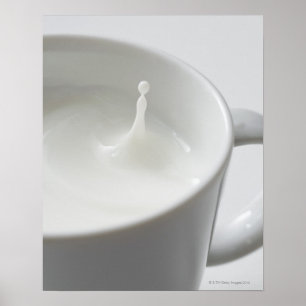 Milchspritzen in Tasse Poster