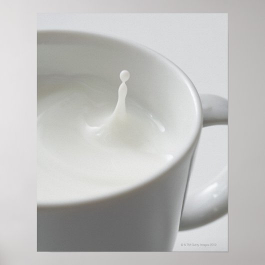 Milchspritzen in Tasse Poster (Vorne)
