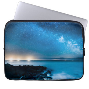 Milchstraße-Galaxie über Fischerbooten Laptopschutzhülle