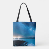Milchstraße-Galaxie über Fischerbooten Tasche (Rückseite)