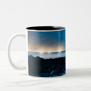 Milchstraße-Galaxie über Fischerbooten Zweifarbige Tasse
