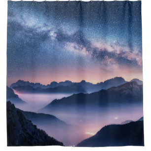 Milchstraße über Berge in Nebel in der Nacht im So Duschvorhang