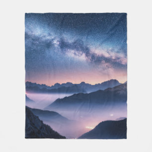 Milchstraße über Berge in Nebel in der Nacht im So Fleecedecke