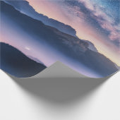 Milchstraße über Berge in Nebel in der Nacht im So Geschenkpapier (Ecke)