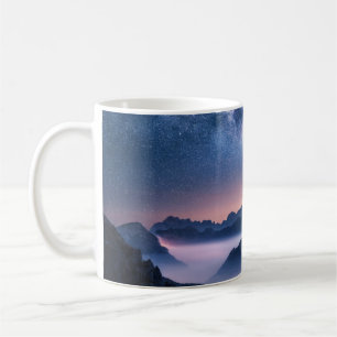 Milchstraße über Berge in Nebel in der Nacht im So Kaffeetasse