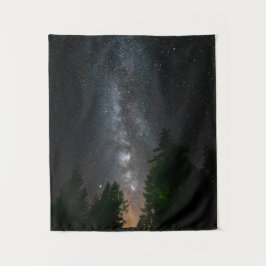 Milchstraße über Fichtenwald Wandteppich