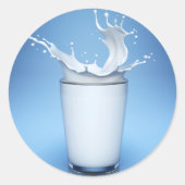 Milchtrocknung in Glasgetränk-Aufklebern Runder Aufkleber (Vorderseite)