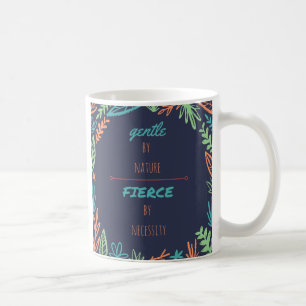 Mildern Sie durch die Natur, die durch Kaffeetasse