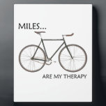 MIles sind meine Therapie Fotoplatte<br><div class="desc">Sie wissen,  wie es funktioniert,  nur ein paar Kilometer auf dem Fahrrad und all Ihre Probleme beginnen zu verschwinden. Viel billiger als ein Therapeut.</div>