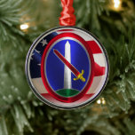 Militärbezirk Washington Keepake Christm Ornament Aus Metall<br><div class="desc">Das speziell entworfene Gedenkprojekt "Army Military District Washington" erinnert an die enormen Leistungen unserer großen Männer und Frauen, die im Militärbezirk Washington der Armee gedient haben oder dort gedient haben! Dieses wunderschön gestaltete Gedenkprojekt "Military District Washington Keepake Weihnachtsschmuck" ist ein wunderbares Geschenk für Ihren Sondersoldaten, Familienmitglied oder Freund. Lass allen,...</div>