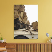 Militärfahrzeuge werden auf Sattelkraftfahrzeugen  Leinwanddruck (Insitu (Wohnzimmer))
