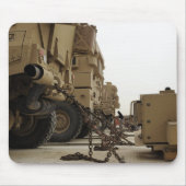Militärfahrzeuge werden auf Sattelkraftfahrzeugen  Mousepad (Vorne)