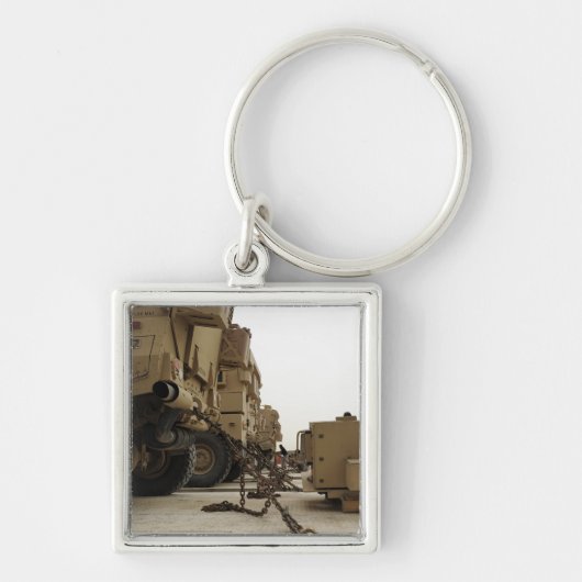 Militärfahrzeuge werden auf Sattelkraftfahrzeugen  Schlüsselanhänger (Vorne)