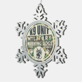 Militärfunktions-Hunde der Einheits-K9 Schneeflocken Zinn-Ornament (Rechts)