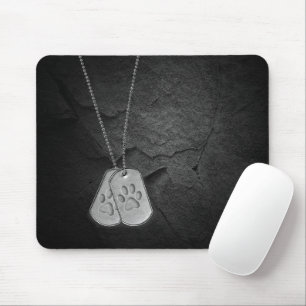 Militärhundeanhänger mit Pfotenabdrücken Mousepad