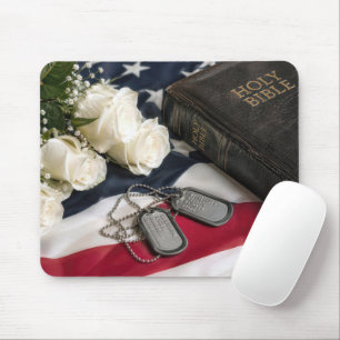 Militärhundeanhänger mit Rosen und Bibel Mousepad