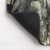 Militärische Arbeitshundler an Bord eines Hubschra Mousepad (Ecke)