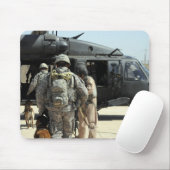 Militärische Arbeitshundler an Bord eines Hubschra Mousepad (Mit Mouse)