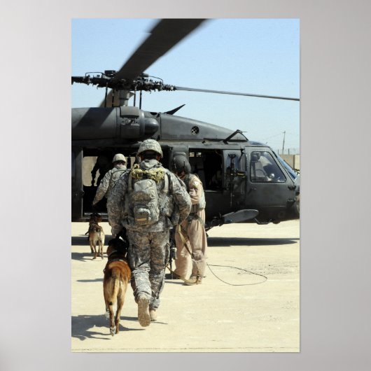 Militärische Arbeitshundler an Bord eines Hubschra Poster (Vorne)
