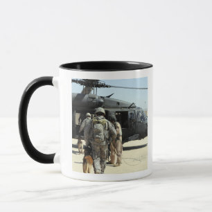 Militärische Arbeitshundler an Bord eines Hubschra Tasse
