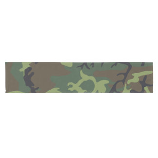 Militärische Camouflage des grünen Waldes Kurzer Tischläufer
