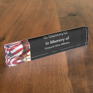 Militärische Gedenkfahne und Adler Namensplakette