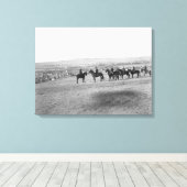 Militärische Männer besichtigen ein Fernlager auf Leinwanddruck (Insitu (Holzboden))