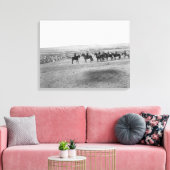 Militärische Männer besichtigen ein Fernlager auf Leinwanddruck (Insitu (Wohnzimmer))