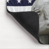 Militärische Statue unter amerikanischer Flagge Mousepad (Ecke)