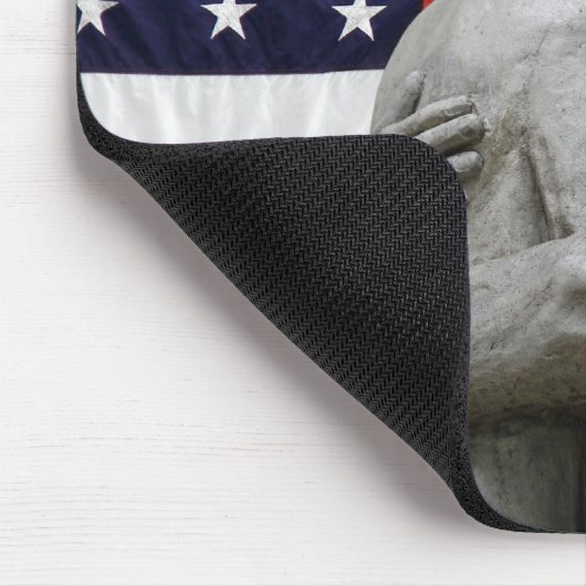Militärische Statue unter amerikanischer Flagge Mousepad (Ecke)
