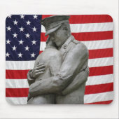 Militärische Statue unter amerikanischer Flagge Mousepad (Vorne)