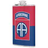 Militärischer Kriegsveteran der 82. Im Flugzeug Di Flachmann (Links)