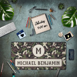 Militärisches, grün-braunes Muster Schreibtischunterlage<br><div class="desc">Military Camouflage Green Brown Muster Monogram Desk Mat hat einen militärischen Aussehen,  ideal für diejenigen,  die unser Land serviert haben oder wie die Tarnung aussehen. Personalisieren Sie Ihre Eingabe und Ihren Namen. Es ist ein großartiges Geschenk für die besondere Person für das Büro,  die Zuhause oder die Schule.</div>