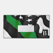 Militärisches Monogramm mit dünner grüner Linie Schreibtischunterlage (Tastatur & Maus)