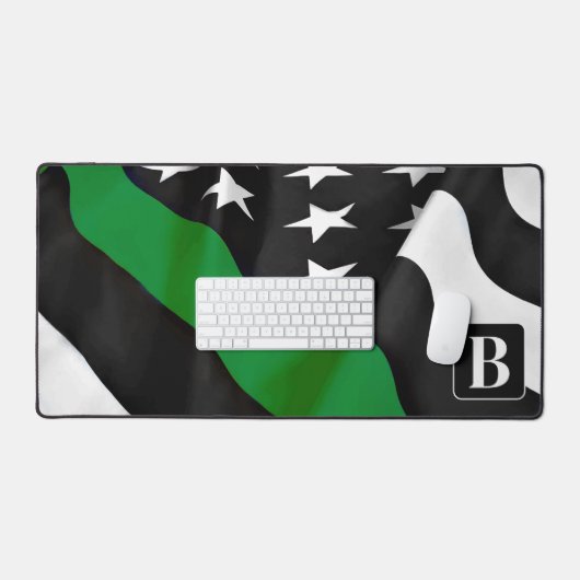 Militärisches Monogramm mit dünner grüner Linie Schreibtischunterlage (Tastatur & Maus)