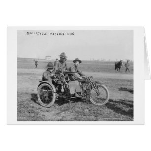 Militärisches Motorrad mit Sidecar und Maschinenge