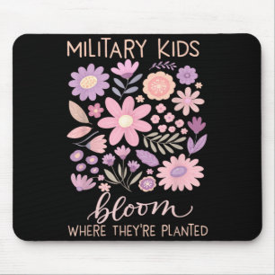 Militärkind Löwenzahn blüht dort, wo er gepflanzt  Mousepad