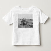 Militärmotorrad mit Beiwagen und Maschinengewehr Kleinkind T-shirt (Vorderseite)