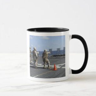 Militärpolizistzug mit dem Berretta M9 Tasse