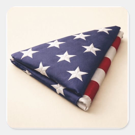 Military Folded American Flag Patriotic Quadratischer Aufkleber (Vorderseite)