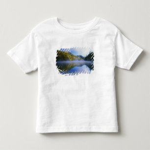 Millcreek Lake und Herbstfarben bei Sonnenaufgang, Kleinkind T-shirt