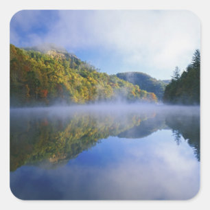 Millcreek Lake und Herbstfarben bei Sonnenaufgang, Quadratischer Aufkleber