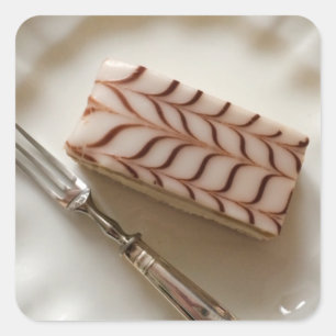 Millefeuille-Cremeschnitte Gebäck Postkarte Quadratischer Aufkleber