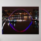 Millenium-Brücke bei Nacht über den Fluss Tyne Poster (Vorne)