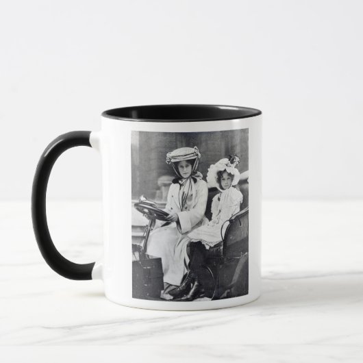 Millicent Herzogin von Sutherland und ihre Tochter Tasse (Links)