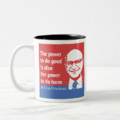 Milton Friedman-Zitat: Der Power, gutes zu tun Zweifarbige Tasse (Links)