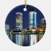 Milwaukee-Skyline nachts Keramik Ornament (Vorne)