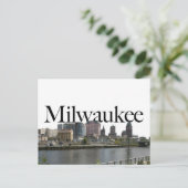 Milwaukee WI Skyline mit Milwaukee im Himmel Postkarte (Stehend Vorderseite)